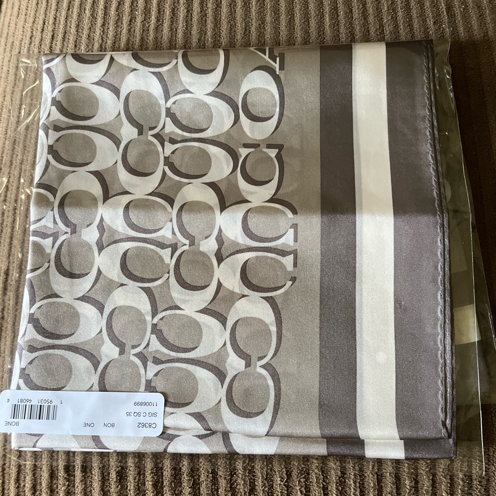 Coach Signature Print Silk Square Scarf nwt in packaging - Picture 3 of 3